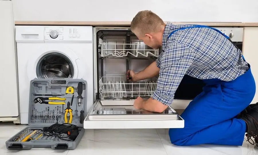 Kartal Hotpoint servisi teknisyen ekibi beyaz eşya tamiri yaparken